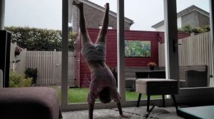 Как сделать стойку на руках (Аня и Вера #хочуврек #funny #гимнастика #gymnast