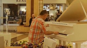 "Живое" исполнение в подземном переходе метро "Еритасардакан"