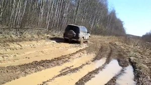 Супруга едет по грязи