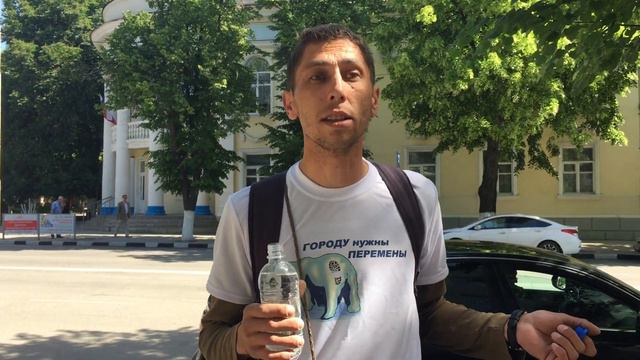 Пикетчик в Шахтах у Думы смотреть онлайн