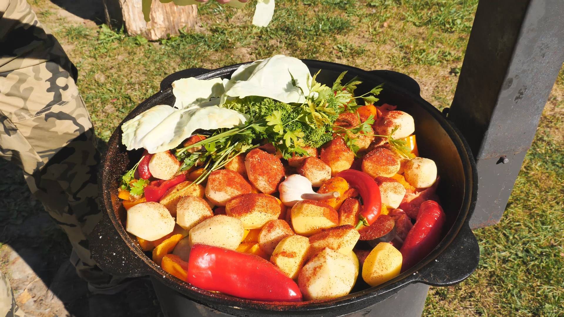 Царский обед в казане на костре. Басма или мясо томленое с овощами. смотреть онлайн