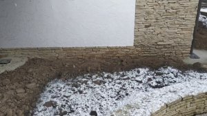 примыканием газона к цоколю без отмостки. дом с большими свесами крыши.