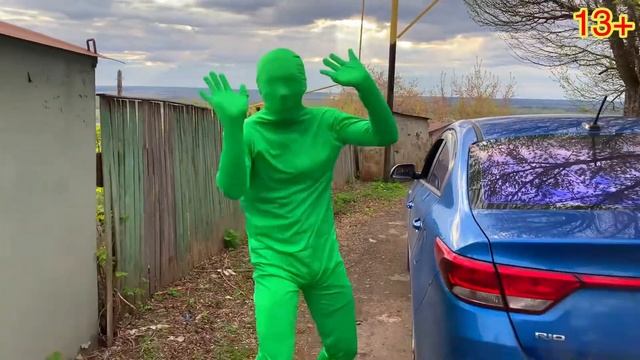 Tiger ATTAKED Green Man on Kia Rio 13+ смотреть онлайн