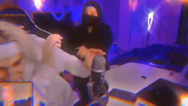 я увидел амину голой