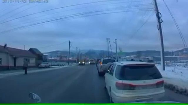 Автохамы на улице Украинской в Южно-Сахалинске забыли о двойной сплошной смотреть онлайн