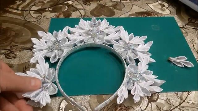 "СЕКРЕТЫ КАНЗАШИ" ♥♥♥ Новогодняя корона Снегурочки из зимних цветков канзаши смотреть онлайн