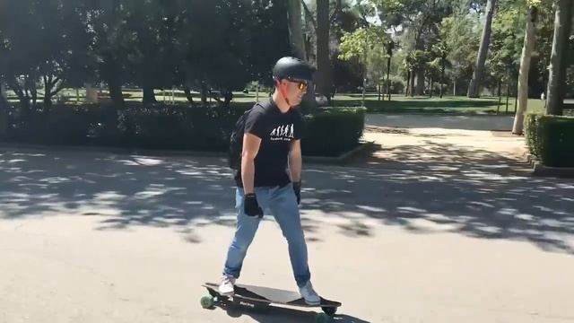 Paseo en el Parque del Retiro Madrid España con monopatín eléctrico смотреть онлайн