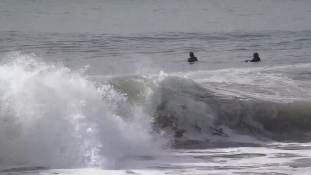 Surfers + RC Surfer CHARGE dangerously shallow shorebreak !!! Smoookified !!! смотреть онлайн