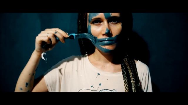 Клеем обои весело или Клип на песню "Клей" смотреть онлайн