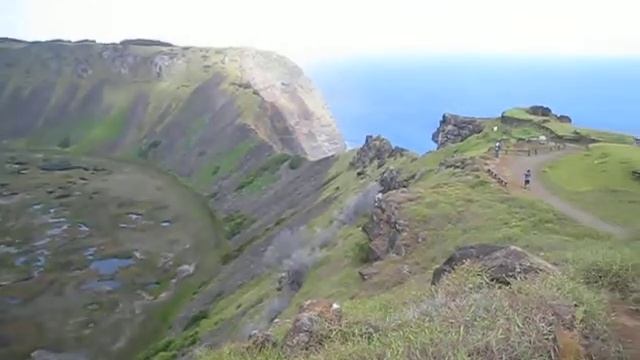 Rano Kau - кратеру потухшего вулкана на острове Пасхи смотреть онлайн