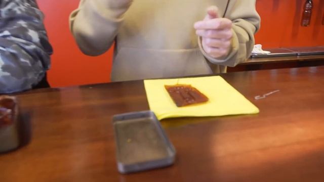 САХАРНЫЕ СОТЫ КАРАМЕЛЬ ИЗ ИГРЫ В КАЛЬМАРА смотреть онлайн
