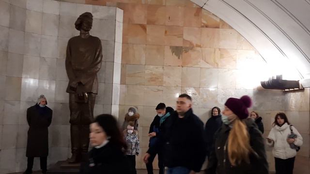 Скрипач. Музыка в метро. Метро Чеховская. Москва. Март. 2022 год. смотреть онлайн