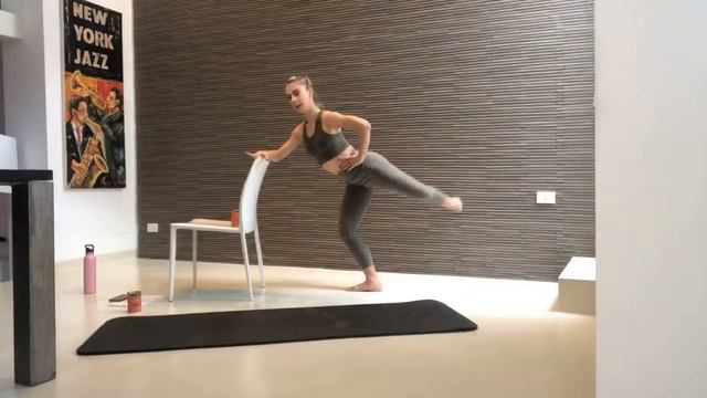 Barre e Pilates a casa con sedia. addominali, interno coscia e braccia смотреть онлайн