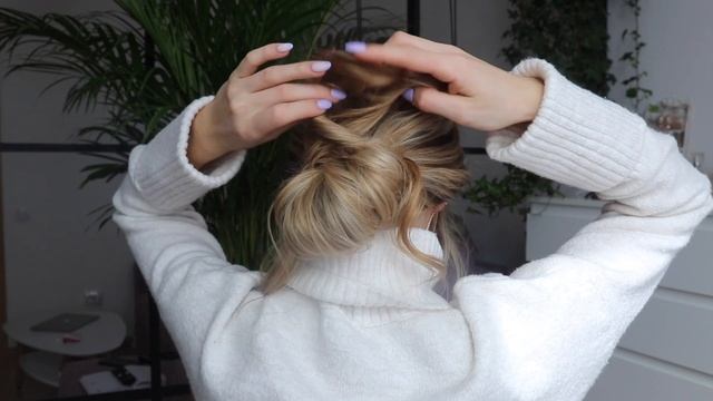 SO CUTE AND EASY! 1-MIN MESSY LOW BUN TUTORIAL | НЕБРЕЖНЫЙ ПУЧОК ЗА 1 МИНУТУ НА КАЖДЫЙ ДЕНЬ смотреть онлайн