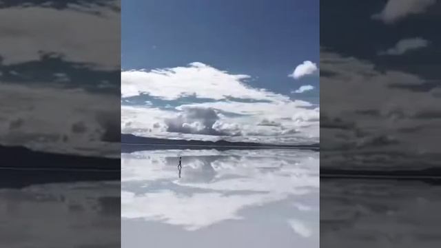 Салар-де-Уюни – крупнейший в мире солончак, лежащий в Андах на юго-западе Боливии.. смотреть онлайн