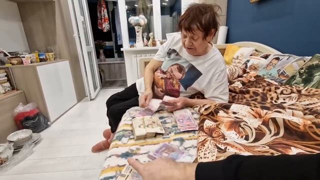 Мама с сыном потеряли совесть.. швыряет деньгами и обворовали смотреть онлайн