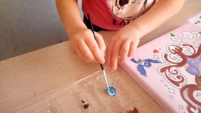 DIY Алиса рисует принцессу Софию и украшает её блёстками. смотреть онлайн