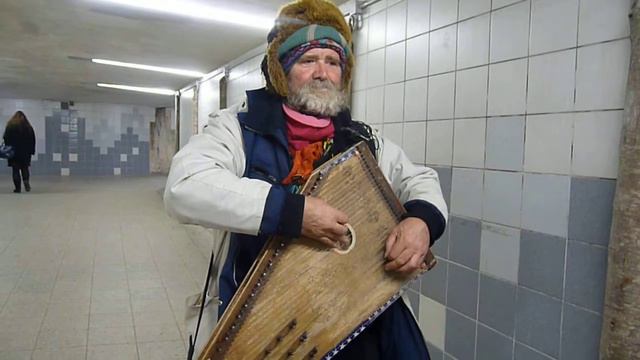 Ильмар Хеламаа играет на гуслях в Таллинне смотреть онлайн