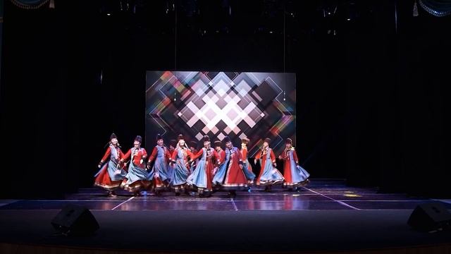 1.Приветственный танец «Амар мэндээ» 2. «Праздничный иркутский ёохор» смотреть онлайн