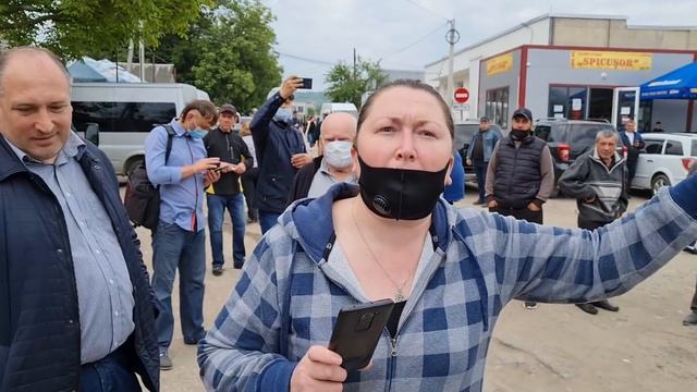 Fanii lui Dodon fac urât la Strășeni. смотреть онлайн