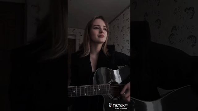 Девушка играет на гитаре и поет песню кто знает эту песню напишите в комментариях 👇 смотреть онлайн