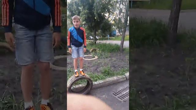 Женя упал,на мужской половой орган. смотреть онлайн