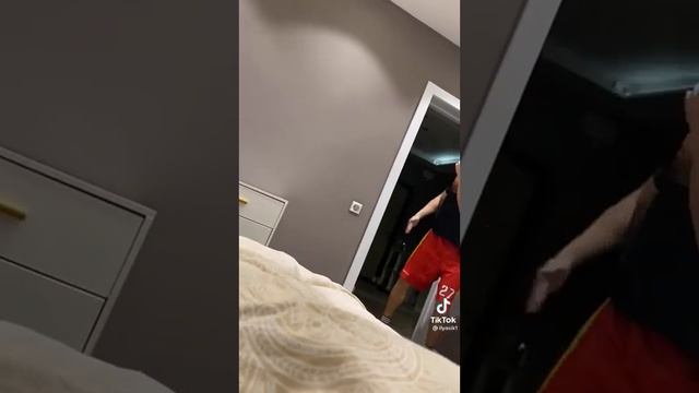 колонка издает звуки пуканья #shortsbeta смотреть онлайн