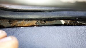 течь из под лобового стекла в салон нивы