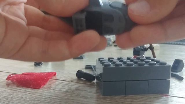 Сомоделка из Лего бродяга у скульптуры смотреть онлайн