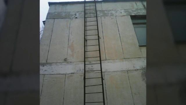 Залазили на трёх этажное здание по пожарной лестнице смотреть онлайн
