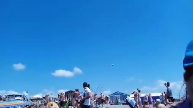 СУ-24 дал газу над пляжем ))) эффект был. ШУТНИК. смотреть онлайн