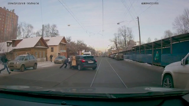 Машина убегает от хозяйки смотреть онлайн