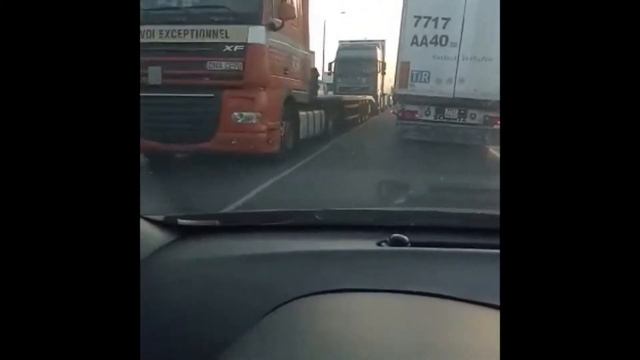 Огромная очередь на пункте пропуска "Сагарчин" смотреть онлайн