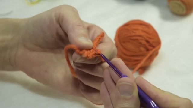 Вязание крючком для начинающих - первая петля крючком смотреть онлайн