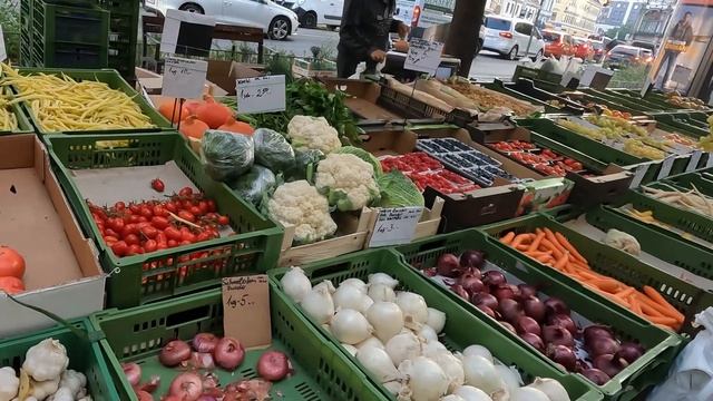 Цены. Лавка с овощами и фруктами на улице в Вене. Австрия смотреть онлайн