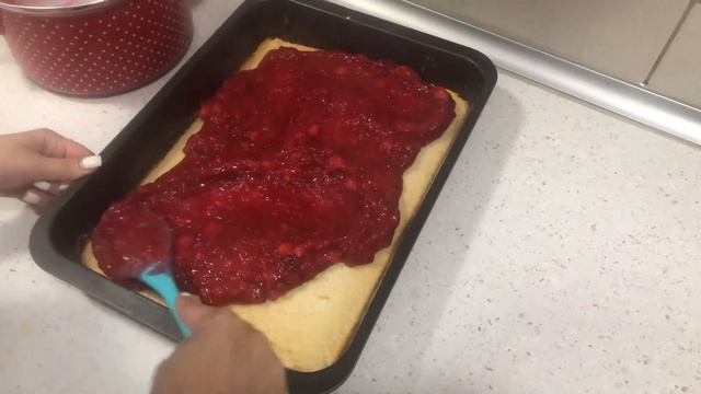 Kolač je neopisivo ukusan, topi se u ustima. Moji odmah pojedu pola tepsije! смотреть онлайн