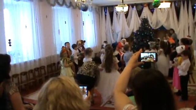 Трещалки-шумелки, стучалки-гремелки..... Настюша встречает Новый год в саду.