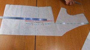 Платье с V-образной горловиной, рельефами и воланами.mp4