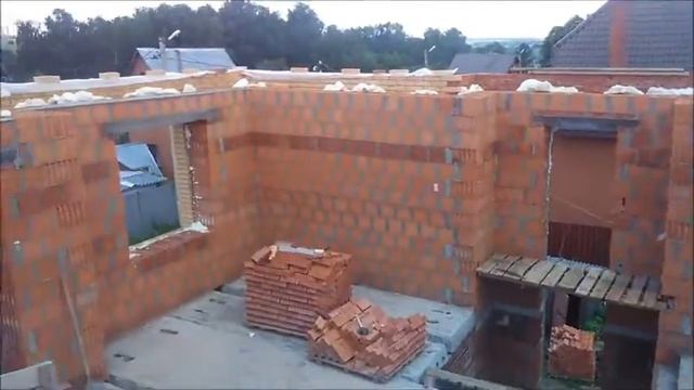 Заполняем пенополиуретаном межстеновые пустоты.