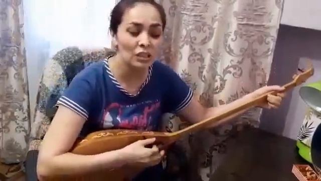 Песенный марафон, #казахиОмскапоют свои любимые казахские песни. Алма Мусайбекова играет на домбре смотреть онлайн