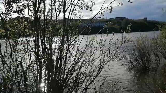 Гоняем по реке Воркута в июне, это редкость, но реально на Севере!