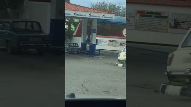 Робот заправщик со сбоем или как научиться танцевать смотреть онлайн