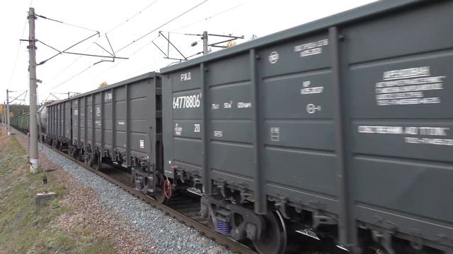 Электровоз 2ЭС5К-370 с грузовым поездом смотреть онлайн