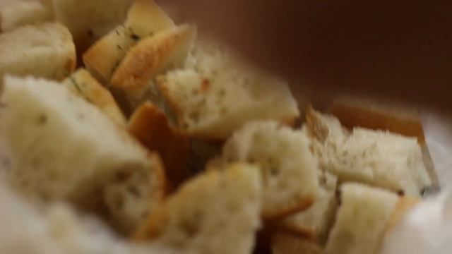 КАК СДЕЛАТЬ СУХАРИКИ В ДОМАШНИХ УСЛОВИЯХ. Домашние сухарики в духовке! смотреть онлайн