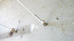 Закрепляем бельевую верёвку на балконе своими руками