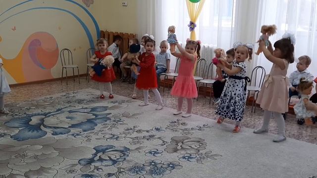 Танец девочек с куклами в младшей группе смотреть онлайн