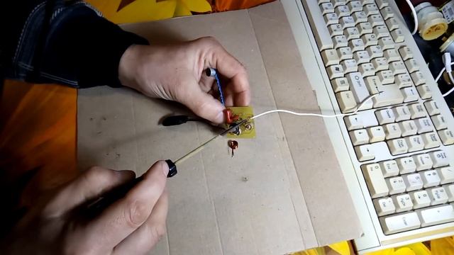 FM радиопередатчик на одном транзисторе. Прослушка (FM radio transmitter on a single transistor) смотреть онлайн