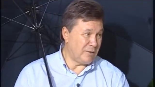 Янукович: Давай сюда зонтик смотреть онлайн