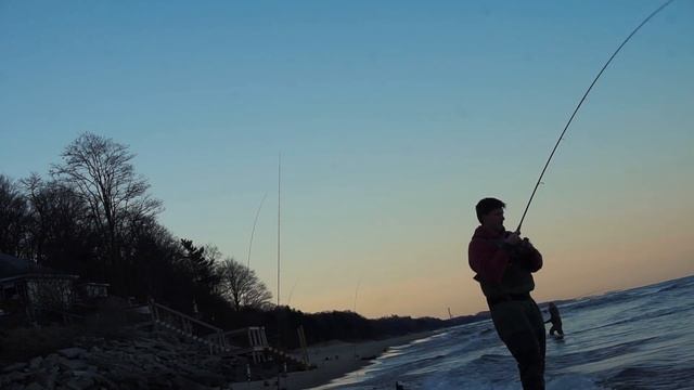 Catching Salmon from Shore - Surf Fishing Lake Michigan смотреть онлайн
