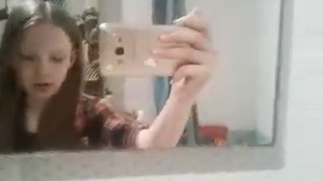 Закрылась в ванной одна?! смотреть онлайн